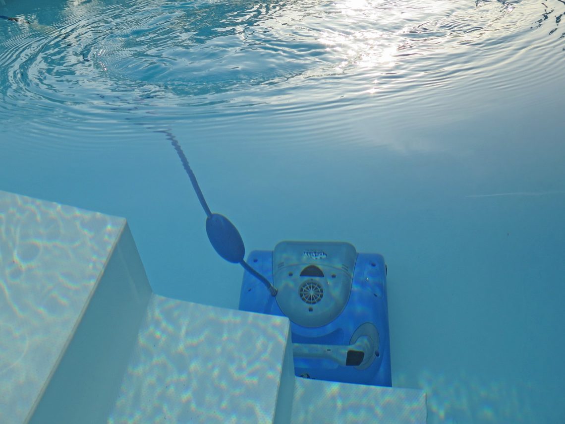 robot pour une piscine coque